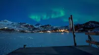 Pemandangan fenomena alam Aurora Borealis atau Northern Lights di Kepulauan Lofoten, Bostad, lingkaran Arktik, Norwegia, Sabtu (3/3). Cahaya Aurora biasa terlihat di sekitar daerah Kutub Utara dan Selatan. (Olivier MORIN/AFP)