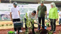 Penjabat (Pj) Gubernur DKI Jakarta Heru Budi Hartono bersama PT Aneka Tambang (Persero) Tbk (Antam) menanam 1.000 pohon di kolong tol Becakayu, Jakarta Timur, Jumat (28/4/2023). (Foto: Pemprov DKI Jakarta)