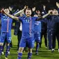 Kapten Islandia, Aron Gunnarsson, bersama rekan- rekannya melakukan selebrasi usai memastikan negaranya lolos Piala Dunia 2018 di Stadion Laugardalsvöllur, Senin (9/10/2017). Islandia menang 2-0 atas Kosovo. (AP/Brynjar Gunnarsson)