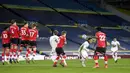 Pemain Leeds United, Raphinha, mencetak gol ke gawang Southampton pada laga Liga Inggris di Stadion Elland Road, Selasa (23/2/2021). Leeds United menang dengan skor 3-0. (Gareth Copley/Pool via AP)