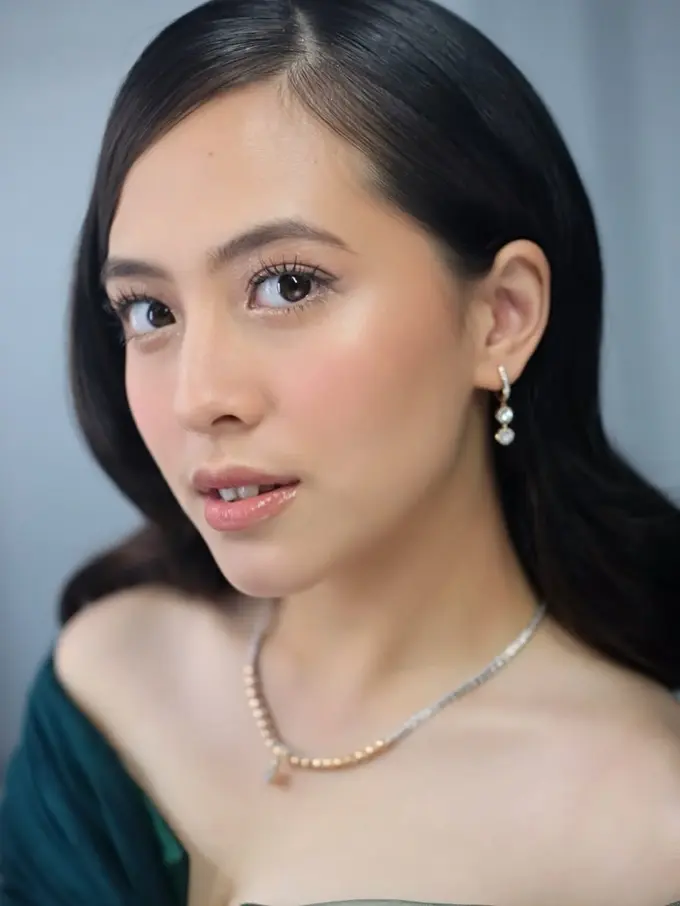 Pesona Adhisty Zara Tampil Flawless dengan Makeup Natural Bernuansa Peach di SCTV Awards 2025