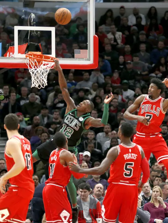 Pemain Boston Celtics, Terry Rozier (12) gagal mencetak poin saat melawan Chicago Bulls pada lanjutan NBA basketball game di United Center, Chicago, (11/12/2017). Bulls menang 108-85. (AP/Charles Rex Arbogast)