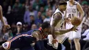 Pemain Boston Celtics, Isaiah Thomas (kanan) menggiring bola melewati kejaran pemain Washington Wizards, John Wall pada gim ketujuh semifinal NBA Wilayah Timur di TD Garden, Boston, (15/5/2017). Boston Celtics menang 115-105. (AP/Charles Krupa)