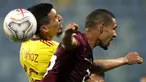 Penggawa timnas Venezuela, Yohan Cumana dan bek Venezuela, Daniel Munoz berebut bola pada laga kedua Grup B Copa America 2021 di Estadio Olimpico Pedro Ludovico Teixeira, Golania, Brasil, Jumat (18/6/2021). Timnas Kolombia dan Venezuela bermain imbang 0-0. (AP Photo/Ricardo Mazalan)