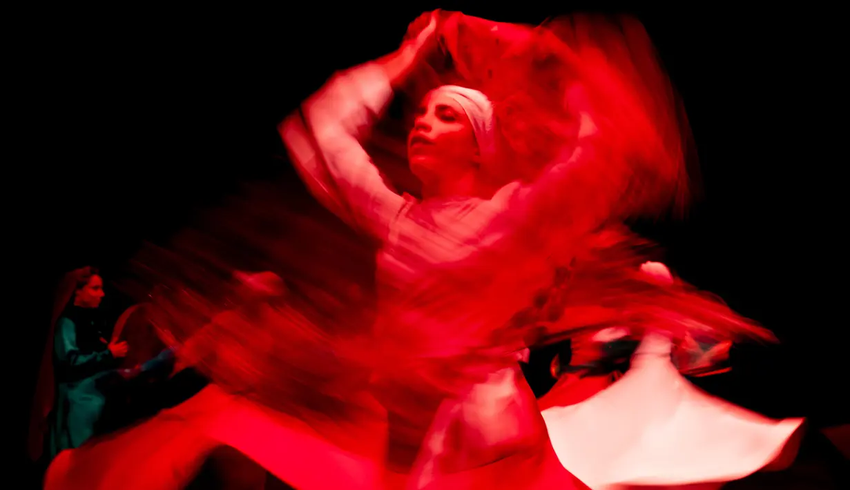 Kelompok seni Khishtan menampilkan tarian Sama atau tarian Sufi di aula teater, Teheran, Iran, 15 Oktober 2021. Sama adalah bentuk ibadah yang populer dalam tasawuf. (AP Photo/Ebrahim Noroozi)