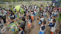 Sejumlah siswa siswi SDN Pluit 03 bersama PLN Jawa Bali dan Komunitas Mangrove menanam bibit mangrove di Pesisir Pantai Muara Karang, Jakarta, Kamis (29/10). Sebanyak 5.000 bibit baru ditanam untuk memperkuat ekosistem. (Liputan6.com/Faizal Fanani)