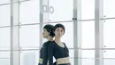 ALO mengajak sejumlah figur untuk merayakan Hari Yoga International. Renata Kusmanto hadir dalam balutan yoga attire bergaya balerina. cropped top, legging dan strappy grip socks bernuansa kontras. [Foto. ALO.Dok]