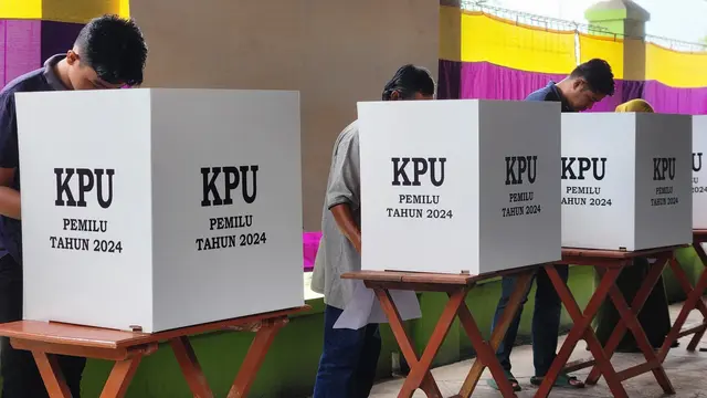 Sejumlah warga melakukan pencoblosan surat suara Pemilu 2024 di Manglen, Desa Cawan, Kecamatan Jatinom, Kabupaten Klaten, Jawa Tengah.