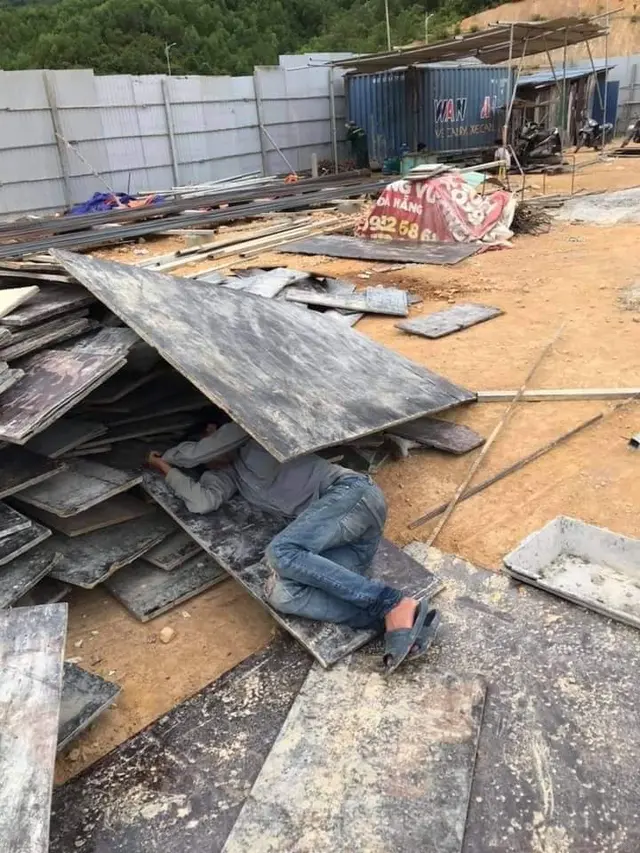 Begini Potret Kerasnya Kehidupan Pekerja Bangunan, Bikin Haru