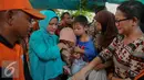 Ibu Negara Iriana Jokowi bersalaman dengan warga saat blusukan ke Kedoya dan Petamburan, Jakarta, Selasa (1/9/2015). Presiden dan ibu negara membagikan sembako berupa 1 liter minyak goreng dan 5 kg beras kepada ratusan warga. (Liputan6.com/Faizal Fanani)