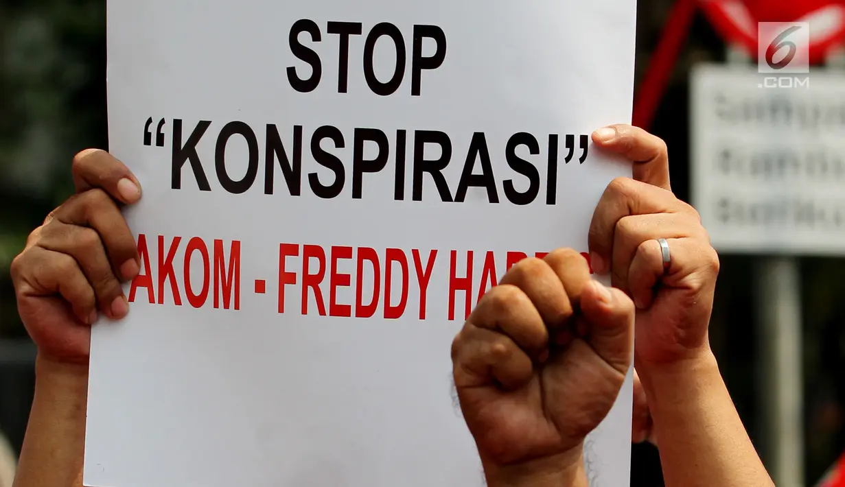 Anggota SOKSI kubu Ali Wongso Sinaga menunjukkan poster saat unjuk rasa di depan Gedung Ditjen AHU Kemenkumham, Jakarta, Kamis (14/9). Mereka menuntut Dirjen AHU Freddy Harris berlaku adil terhadap situasi di tubuh SOKSI. (Liputan6.com/Johan Tallo)