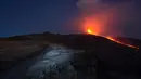 Gunung Etna mengeluarkan lava panas saat meletus di pulau selatan Sisilia, Italia, Senin (7/12). Gunung berapi tertinggi di Eropa tersebut kembali memuntahkan abu vulkanik setelah dua tahun tidak ada aktivitas. (REUTERS/Antonio Parrinello)