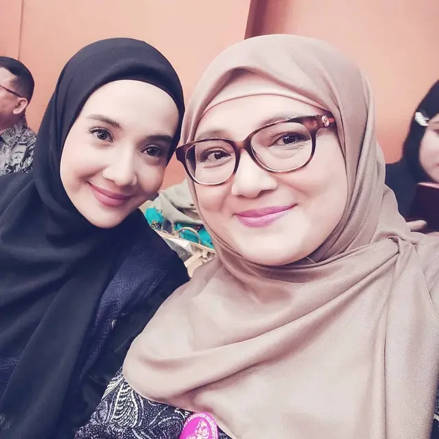 Beri Dukungan, Ini 6 Momen Manis Fenny Bauty dan Zaskia Sungkar