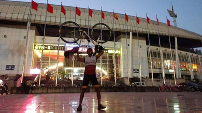 Suporter Timnas Thailand, Nat Phoptham Phopham Thamcharoenjai, bersepeda sejauh 1.400 kilometer mendukung the War Elephants di Hanoi. (Bola.com/Facebook Nat Phoptham Phopham Thamcharoenjai)