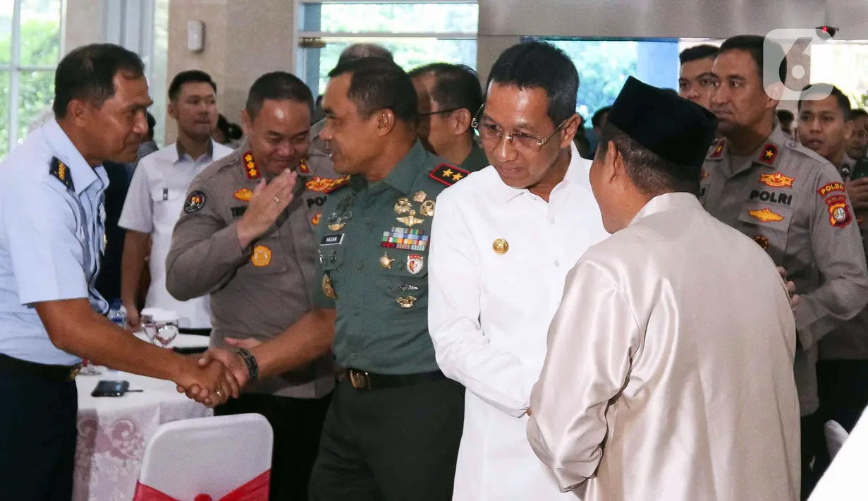 Heru dan Prasetyo kemudian masuk dengan disambut oleh sejumlah pejabat Pemprov hingga DPRD DKI Jakarta. (Liputan6.com/Herman Zakharia)