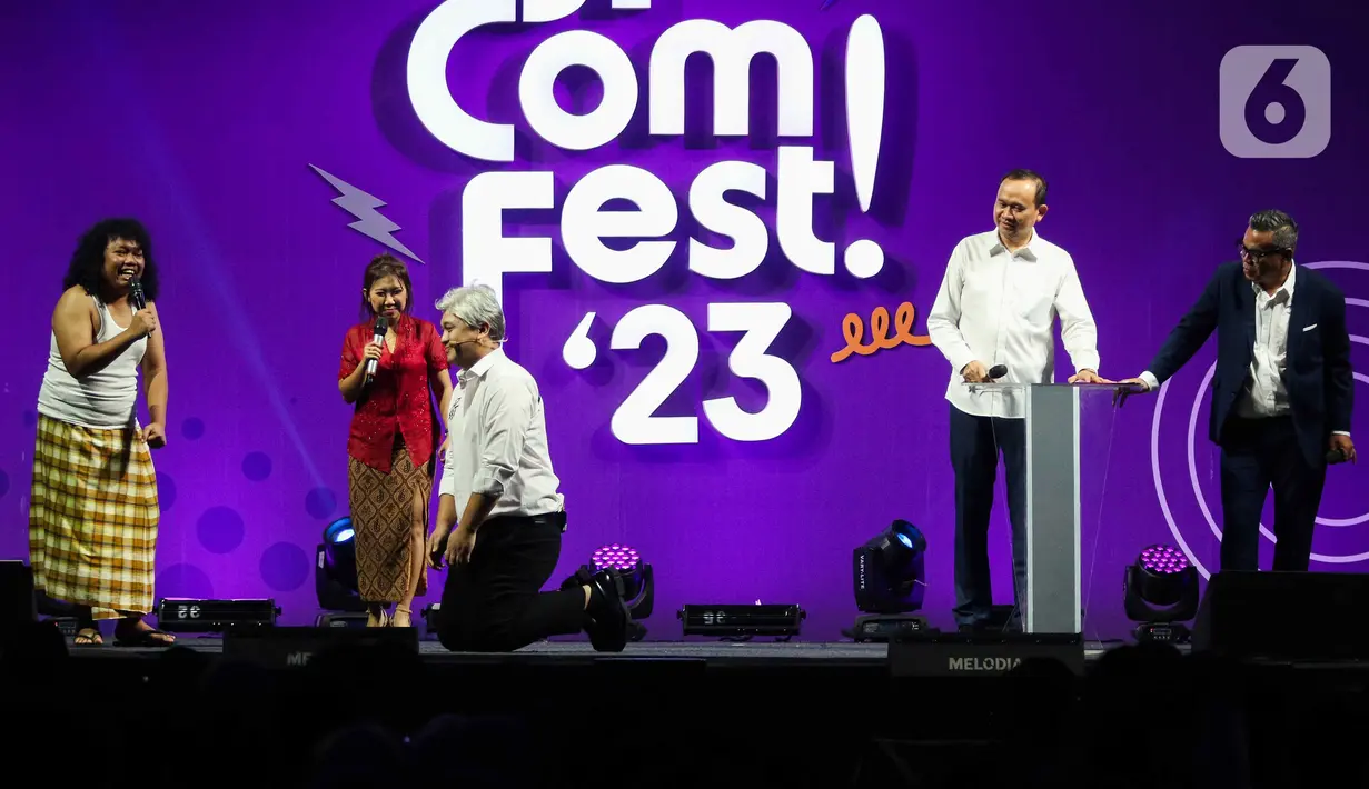 Penampilan Gilang Dirga, Cak Lontong, Abdel, Kiky Saputri, dan Marshel Widianto pada hari kedua Jakarta International Comedy Festival (JiComFest) 2023 di Tennis Indoor Senayan, Jakarta, Sabtu (16/12/2023). (Liputan6.com/Herman Zakharia)