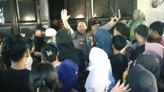 Warga geruduk rumah guru PNS terduga pelaku pencabulan di Tanjungbalai