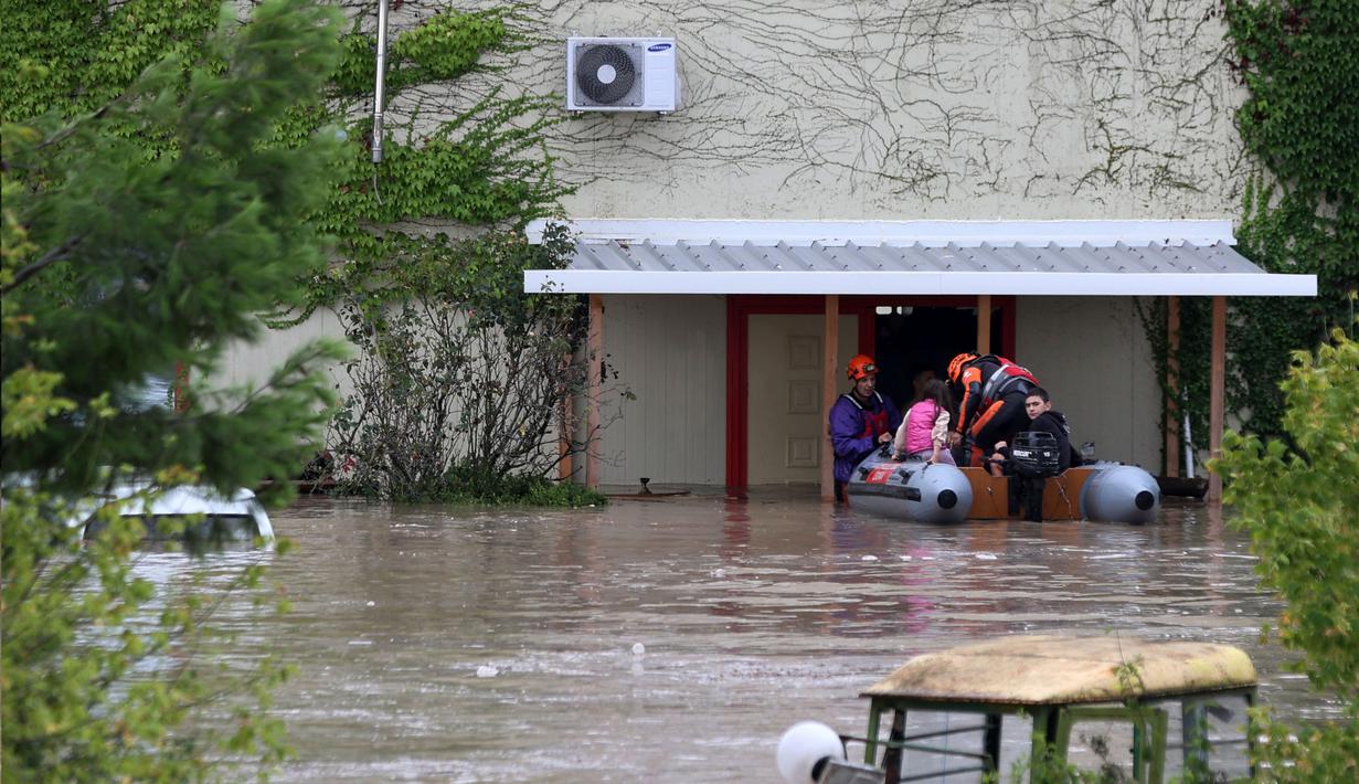 Badai menerjang Yunani setelah kebakaran hutan besar di musim panas melanda negara itu selama beberapa minggu terakhir. (AP Photo/Vaggelis Kousioras)