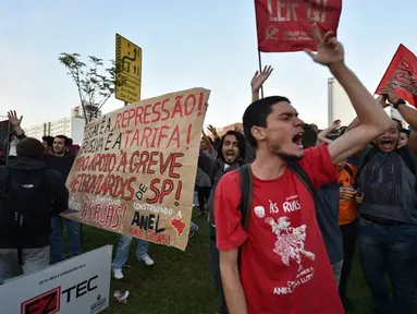 Pekerja kereta bawah tanah dan anggota MTST (Gerakan Pekerja Tunawisma) Brasil kembali berunjuk rasa di Sao Paulo, (9/6/2014).(AFP PHOTO/NELSON Almeida)
