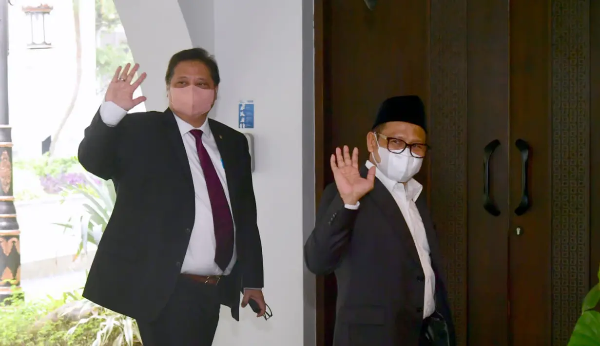 Ketua Umum Partai Golkar Airlangga Hartarto bersama Ketua Umum Partai Kebangkitan Bangsa Muhaimin Iskandar tiba di Istana Kepresidenan Jakarta, Rabu, 15 Juni 2022. Presiden Jokowi mengundang para ketum partai politik menjelang perombakan atau reshuffle kabinet. (Foto: Sekretariat Presiden)