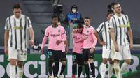 Bintang Barcelona Lionel Messi berselebrasi bersama rekan-rekannya usai mencetak gol kedua untuk timnya saat melawan Juventus pada matchday kedua Grup G Liga Champions di Allianz Stadium, Kamis (29/10/2020). (AP Photo / Antonio Calanni)