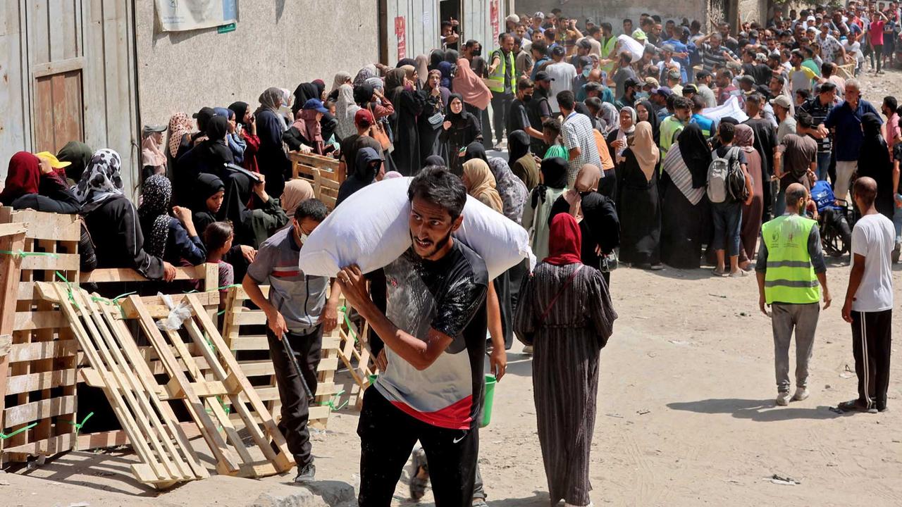 FOTO: Sekarung Tepung Harapan di Tengah Krisis Pangan  di Gaza yang Makin Parah