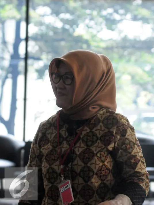Kepala Bappeda DKI Jakarta, Tuty Kusumawati tersenyum saat penuhi penggilan Komisi Pemberantasan Korupsi (KPK), Jakarta, Jumat (15/4). Tuti Kembali diperiksa terkait penerbitan dua Raperda Reklamasi Pantai Utara Jakarta. (Liputan6.com/Helmi Afandi)