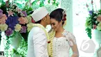 Hengky Kurniawan saat mencium kening Sonya Fatmala usai melangsungkan akad nikah di sebuah hotel kawasan TMII, Jakarta, Kamis (23/4/2015). (Liputan6.com/Panji Diksana)