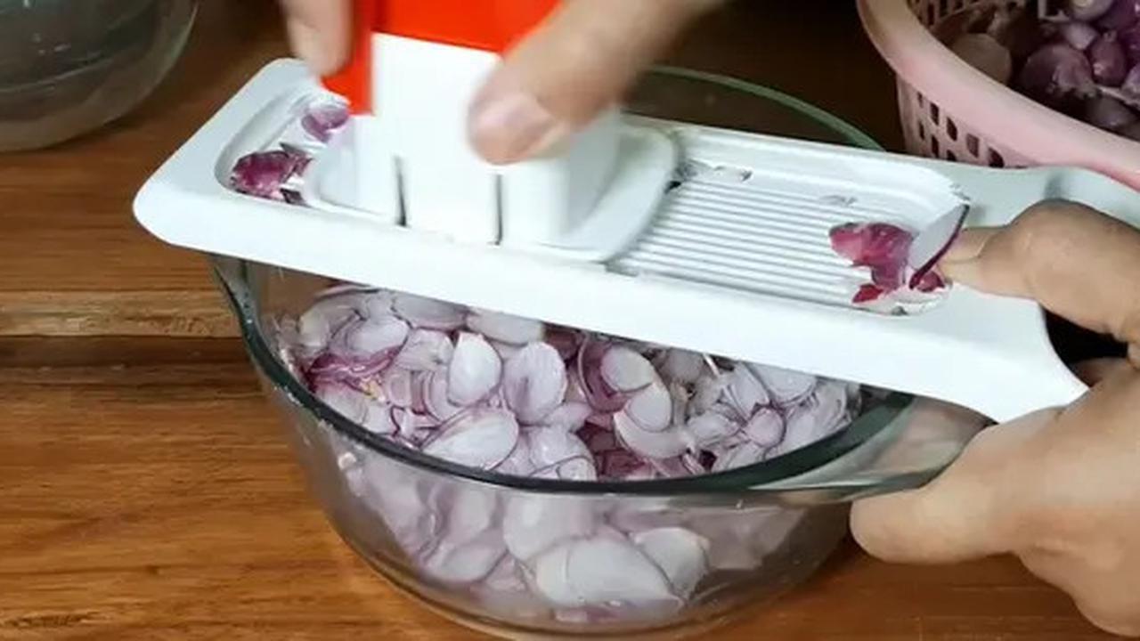 Cuma Pakai 1 Bahan Dapur, Ini Rahasia Menggoreng Bawang Merah agar Harum dan Super Renyah