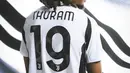 Tampak belakang jersey Juve didominasi ruang putih polos untuk penempatan nama dan nomor pemain, dengan aksen garis hitam-putih di bagian bawah. (FOTO: instagram.com/juventus/?hl=id)