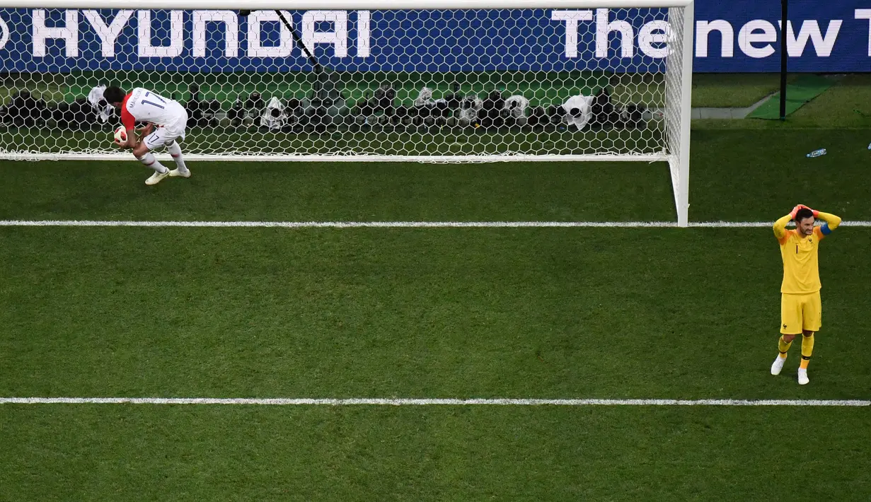 Kroasia sempat memperkecil kedudukan empat menit berselang. Mario Mandzukic berhasil memanfaatkan blunder Hugo Lloris.
(AFP/Francois-Xavier Marit)