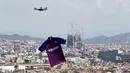 Jersey Barcelona yang baru saat diperkenalkan lewat udara dengan menggunakan drone di Kota Barcelona, Spanyol (19/5/2018). Jersey tersebut akan digunakan tim Catalan untuk mengarungi musim 2018-2019. (AP/Manu Fernandez)