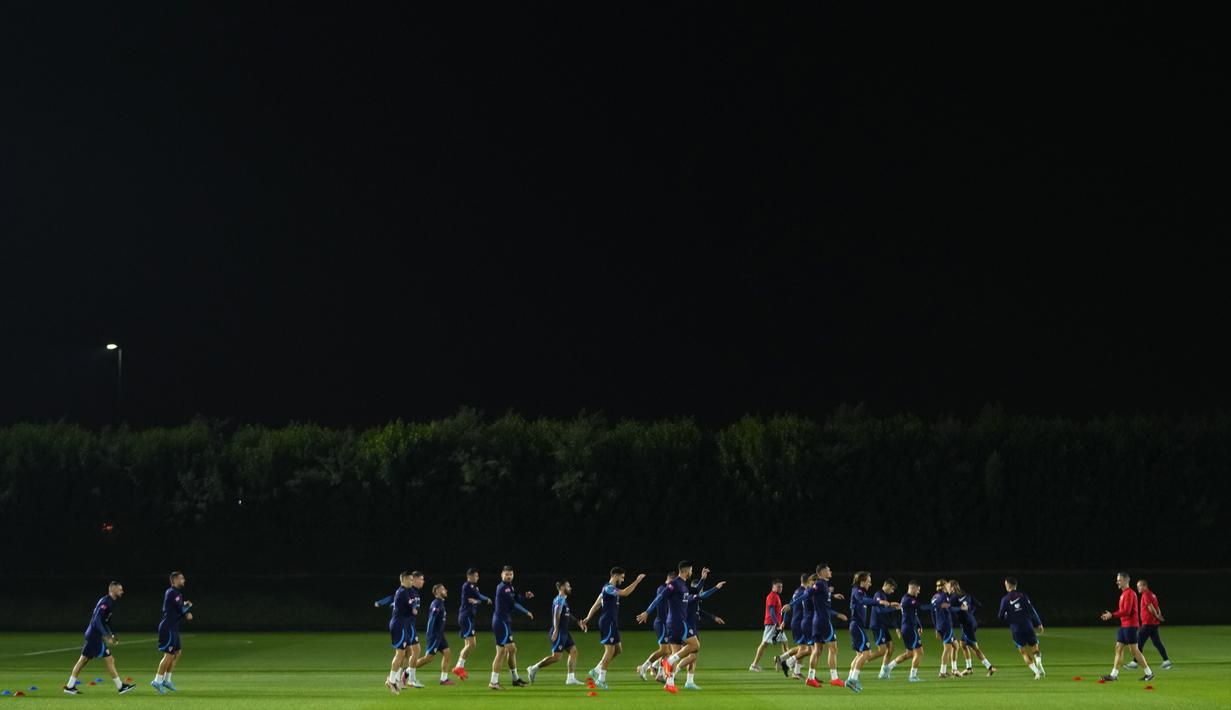 Pemain melakukan pemanasan saat sesi latihan timnas Kroasia pada Piala Dunia 2022 di Doha, Minggu (11/12/2022). Secara head to head, kedua tim sama kuat karena sama-sama meraih dua kemenangan dan sisanya satu kali imbang. (AP Photo/Petr David Josek)