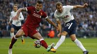 Bek Liverpool, Dejan Lovren (kiri), berjibaku dengan striker Tottenham Hotspur, Harry Kane pada lanjutan Liga Inggris di Wembley, Minggu (22/10/2017). (AFP/Ian Kington)