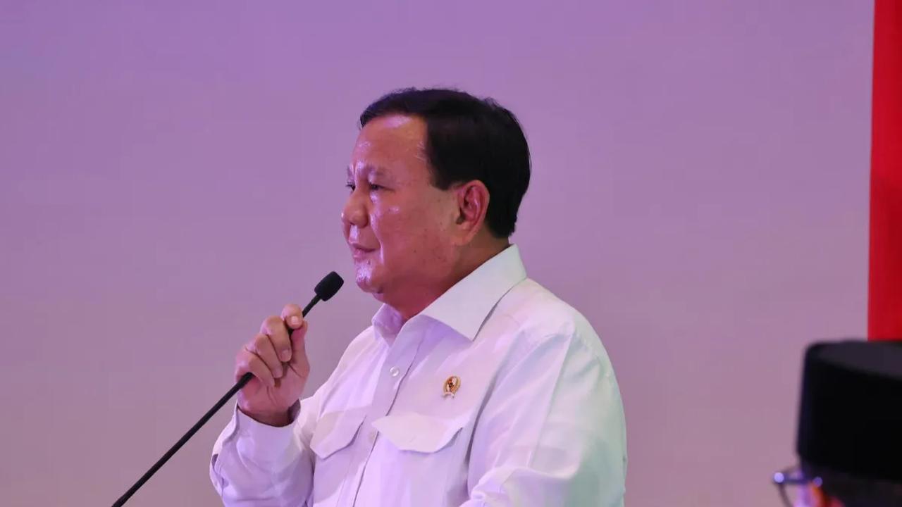 Dengan demikian, elektabilitas Prabowo turun sekitar 5 persen dalam 2 pekan. Atau setelah Prabowo mengumukan Gibran sebagai cawapres.&nbsp;