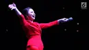 Penampilan Rossa selama acara Indonesia Young Entrepreneur Summit 2018 di Ciputra Artpreneur World, Jakarta, Minggu (28/10). Rossa membawakan lagu Tegar, Ku Menunggu, Jangan Hilangkan Dia, Ayat Ayat Cinta, Pudar dan Sakura. (Liputan6.com/Fery Pradolo)