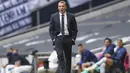 Pelatih Leicester City, Brendan Rodgers, memberikan arahan kepada anak asuhnya saat melawan Tottenham Hotspur pada laga Premier League di London, Minggu (19/7/2020). Tottenham Hotspur menang tiga gol tanpa balas. (Michael Regan/Pool Photo via AP)