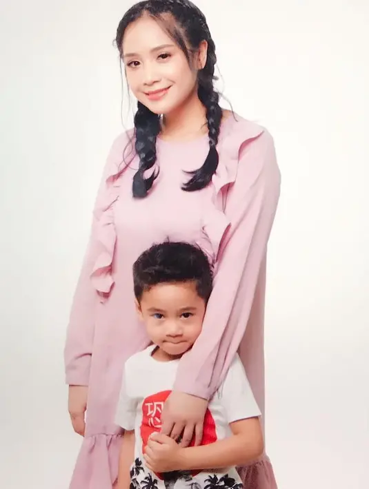 Lahir dari keluarga berkecukupan, tak heran kalau Rafathar selalu dimanja oleh kedua orangtuanya. Meski begitu Nagita selalu memastikan bahwa Rafathar tetap menjadi anak yang berbakti pada orangtua. (Liputan6.com/IG/@raffinagita1717)