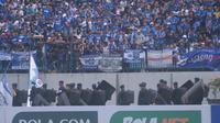 Ribuan suporter PSIS Semarang, Panser Biru saat menyaksikan laga kontra Arema FC di Stadion Moch Soebroto, Magelang (14/3/2020). (Bola.com/Vincentius Atmaja)