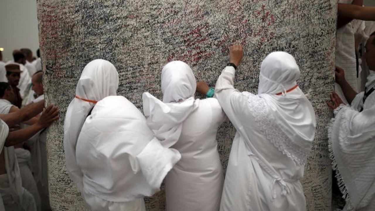 Coretan nama jemaah haji kotori puncak Jabal Rahmah