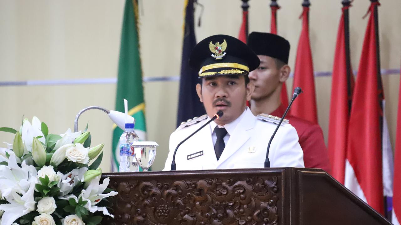 Bupati Bekasi Ade Kuswara Kunang usai dilantik di pelantikan kepala daerah serentak di Istana Kepresidenan, Jakarta, Kamis (20/2/2025).