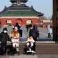 Pengunjung memakai masker saat mengunjungi Temple of Heaven di Beijing, China, Kamis (8/12/2022). Aturan yang telah memukul negara dengan ekonomi terbesar kedua di dunia itu dan memicu protes yang jarang terjadi terhadap Partai Komunis yang berkuasa. (AP Photo/Ng Han Guan)