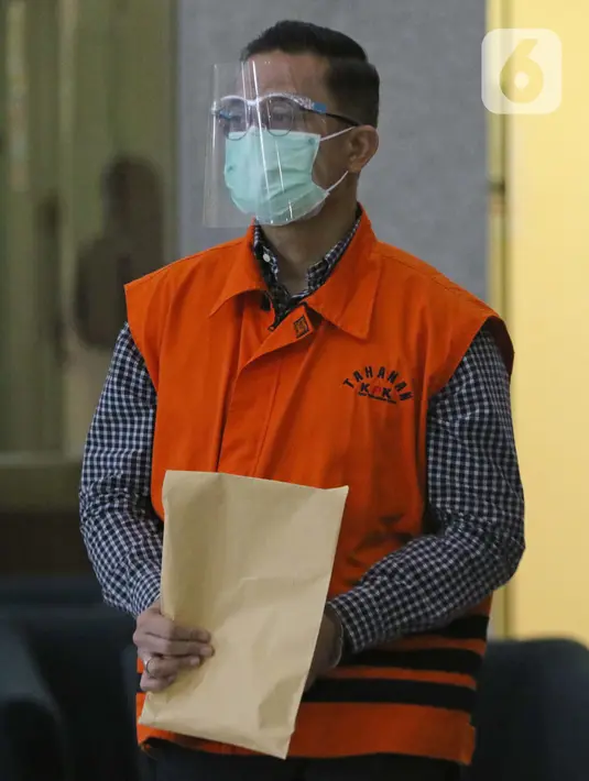 Mantan Menteri Sosial, Juliari Peter Batubara berjalan meninggalkan gedung Komisi Pemberantasan Korupsi usai menjalani pemeriksaan, Jakarta, Jumat (29/1/2021). Juliari Batubara diperiksa sebagai tersangka kasus suap pengadaan Bantuan Sosial penanganan COVID-19. (Liputan6.com/Helmi Fithriansyah)