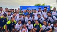 Ketum PSSI Erick Thohir berfoto bersama dengan Timnas Sepak Bola Pantai Indonesia saat Piala Bola Pantai 2024 pada Jumat sore (13/12/2024) di Pantai Legian, Bali. (Alit Binawan/Bola.com)