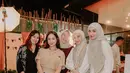 Salah satunya adalah Nagita Slavina, yang tampil effortless chic dalam balutan setelan berwarna khaki. Ia memadukan crop top dan loose pants senada, menciptakan siluet kasual namun tetap polished, gaya khas Gigi yang selalu mencuri perhatian di setiap kesempatan. [@zaskiasungkar15].