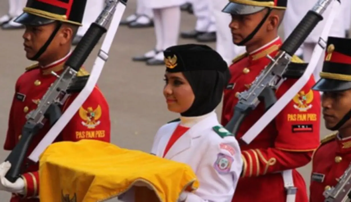 Rani Noerinsan merupakan pembawa baki saat upacara penurunan bendera. Rani adalah siswi SMAN 3 Gorontalo. (dok. Merdeka/©2016 blogspot.com)