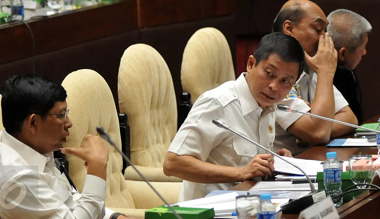 Menhub Ignasius Jonan mengikuti Rapat Dengar Pendapat dengan Komisi V di Senayan, Jakarta, Rabu (13/1/2015). Rapat membahas evaluasi sarana dan prasarana transportasi hari raya Natal tahun 2015 dan tahun baru 2016. (Liputan6.com/Johan Tallo)