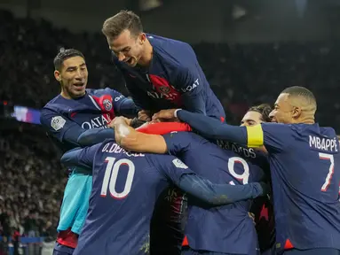 Penyerang Paris Saint-Germain (PSG) Ousmane Dembele berselebrasi dengan rekan setimnya setelah mencetak gol ke gawang AS Monaco pada pekan ke-13 Liga Prancis 2023/2024  di Parc de Princes, Sabtu (25/11/2023) WIB. (AP Photo/Michel Euler)