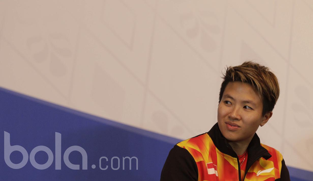 Pebulutangkis Indonesia, Liliyana Natsir, menjawab pertanyaan wartawan saat menghadiri jumpa pers BCA Indonesia Open 2017 yang didukung oleh Bakti Olahraga Djarum Foundation di Hotel Kempinski, Jakarta, Senin (22/5/2017). (Bola.com/Vitalis Yogi Trisna)