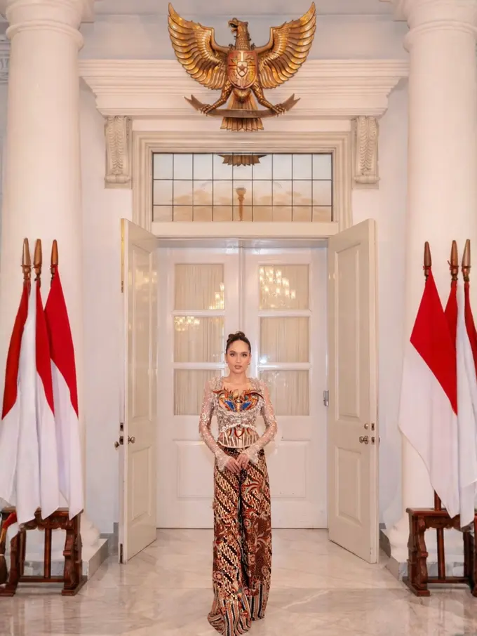 Cinta Laura Tampil Memesona dalam Kebaya Modern dan Batik, Gayanya Bisa Jadi Inspirasi Kondangan Elegan